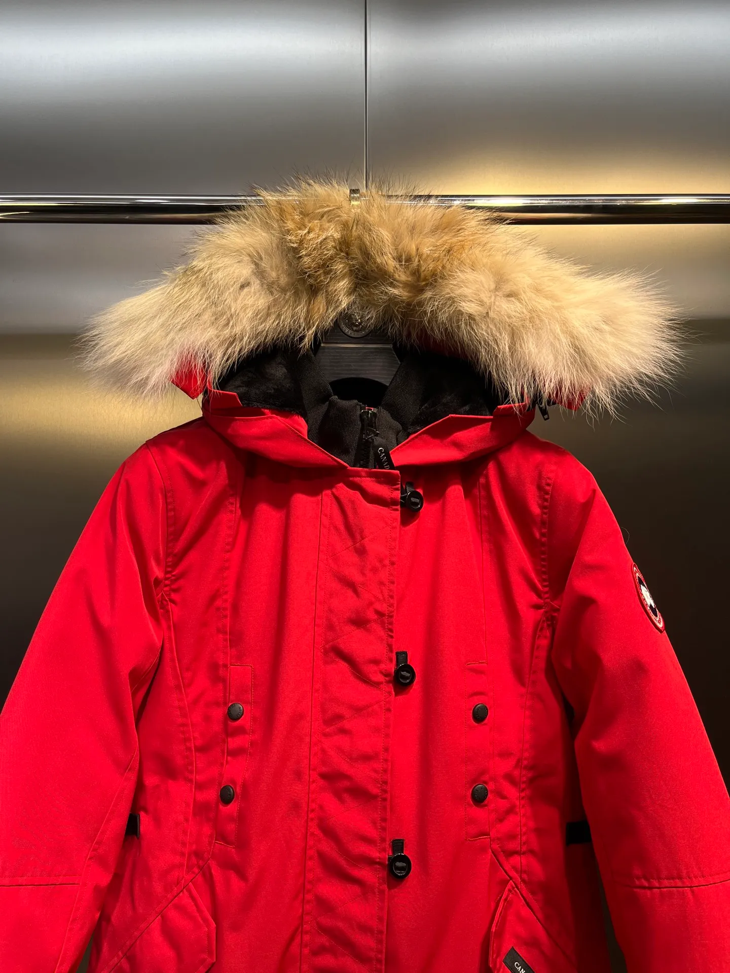 P860 🇨🇦CANADA GOOSE 12 women's models, factory direct supply: supplying global purchasing agents, micro-businesses, entities, Tmall, high-end stalls and studios, free shipping! Trillium Parka Women's 12 "popular" women's models are chosen by Arctic and Antarctic scientific expedition teams as winter wear, the Rolls-Royce of down jackets. ➖ Industry-leading anti-counterfeiting chip sensing. ➖ Imported Behringer embroidery machines and customized embroidery labels, the highest level and industry leading. ➖ Imported Korean 21-count polyester-cotton blended original fabric, TC85 waterproof coated fabric, water-repellent, windproof and wear-resistant. ➖ The new national standard 80 white duck down is filled with an average of 520 grams of down. The amount of down filled is industry-leading. ➖ 100% nylon lon lining with double double-layer sealing design to prevent velvet running, seamless thread design on cuffs! ➖ Western Canadian Green Wolf Collar. ➖ Yoshida YKK provides original factory-customized electroplated sliders. YKK two-way lockable zippers are tight and smooth and do not peel off paint. ➖ 3M composite Velcro is durable and the accessories and hardware are all custom-made. Note: Our copywriting is only simple and clear. Instead of bragging about the copywriting, it is better to compare and understand with samples. Only for the purest, most focused, most professional, highest quality, and most cost-effective!  SIZE:S-XXL